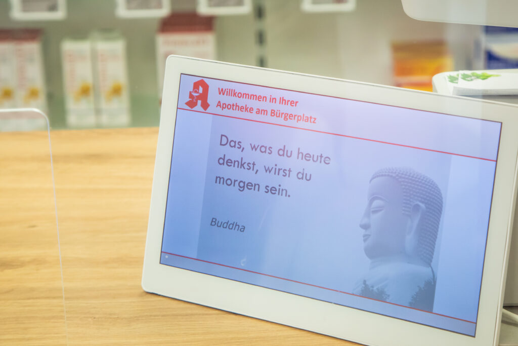 Wir sind digital für Sie da - Tablet, dass Kundinnen und Kunden willkommen heißt