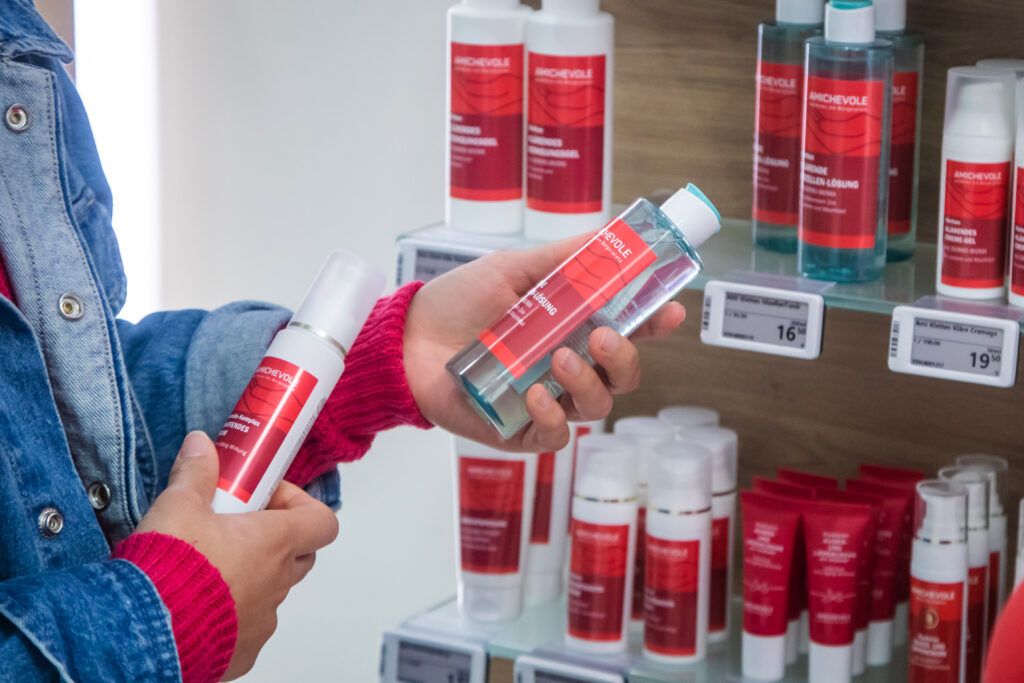 Eine Kundin vergleicht unsere Eigenmarke bei Abels Apotheke Erftstadt